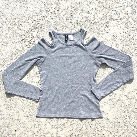 HOST PICK 🎉 H&M Divided Ribbed Open Shoulder Top - Picture 3 of 7